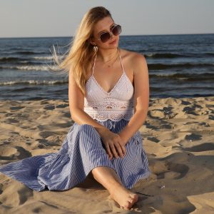 Szydełkowy top plażowy wiązany